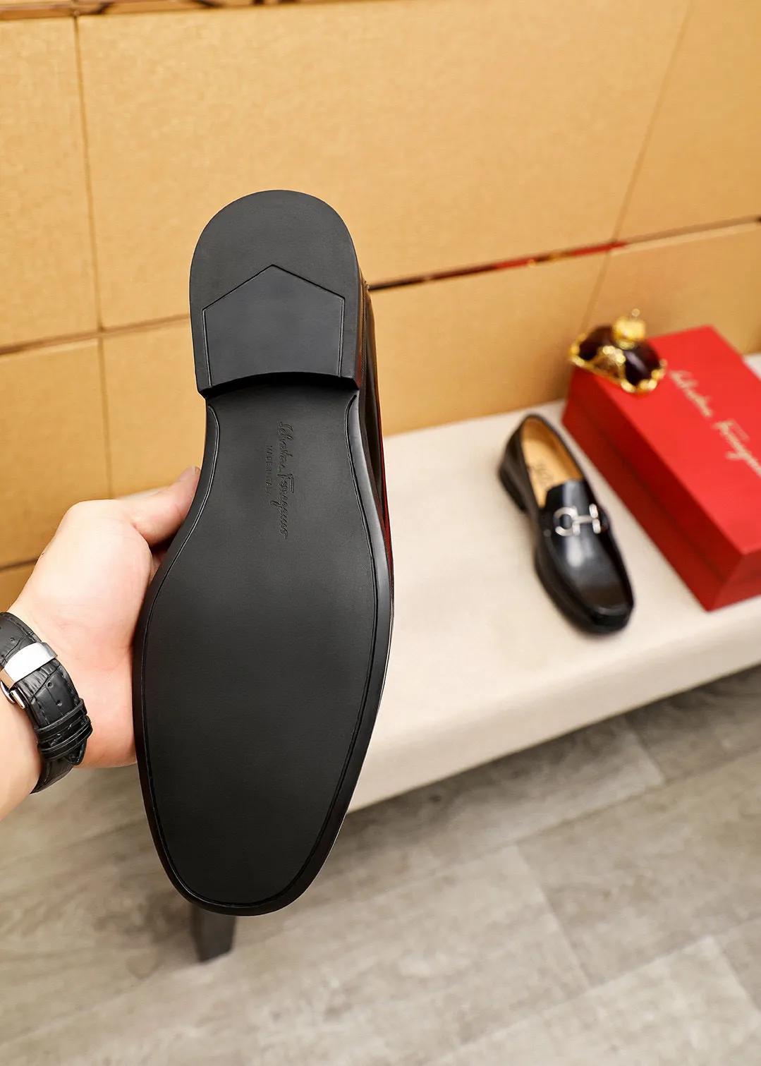 Men's shoes 💰460 💐 Product trademark: Ferragamo "Ferragamo" casual leather shoes Regular size: 38-44 (45.46🉑️customized) Product materials: Selected imported first-layer open-edge beaded cowhide leather upper + luxury hardware buckle, imported water-dyed cowhide leather lining. Strong three-dimensional visual effect, original rubber outsole Color: 1⃣️color optional